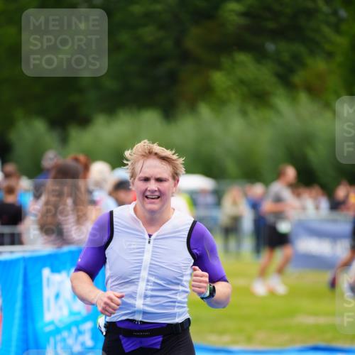 30.08.2026 - Elbe Triathlon Hamburg LAZAROV Photography http://msf.ph/oto/10053291 30.08.2026 10:50:21 Ziel 421 meine-sportfotos.de