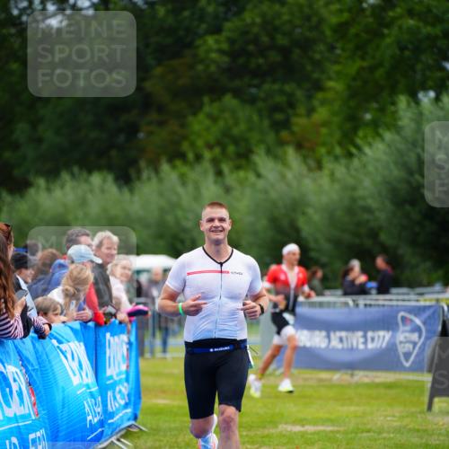 30.08.2026 - Elbe Triathlon Hamburg LAZAROV Photography http://msf.ph/oto/10053441 30.08.2026 10:51:21 Ziel 489 meine-sportfotos.de