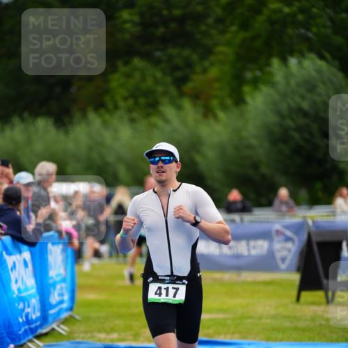 30.08.2026 - Elbe Triathlon Hamburg LAZAROV Photography http://msf.ph/oto/10053779 30.08.2026 10:52:17 Ziel 417 meine-sportfotos.de