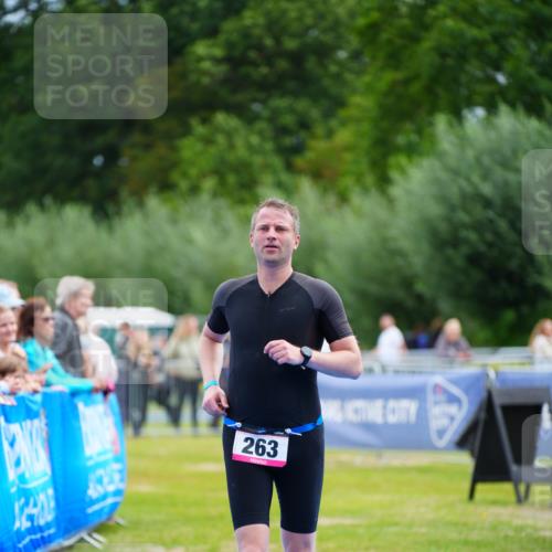 30.08.2026 - Elbe Triathlon Hamburg LAZAROV Photography http://msf.ph/oto/10054141 30.08.2026 10:53:48 Ziel 263 meine-sportfotos.de