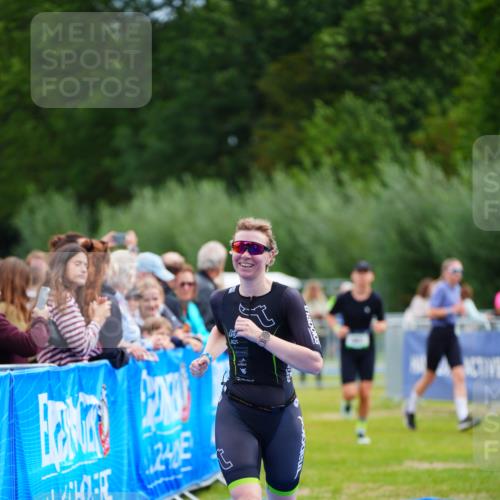 30.08.2026 - Elbe Triathlon Hamburg LAZAROV Photography http://msf.ph/oto/10054165 30.08.2026 10:54:01 Ziel 381, 481 meine-sportfotos.de