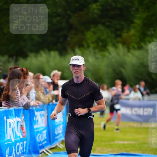 30.08.2026 - Elbe Triathlon Hamburg LAZAROV Photography http://msf.ph/oto/10054361 30.08.2026 10:55:07 Ziel 397 meine-sportfotos.de