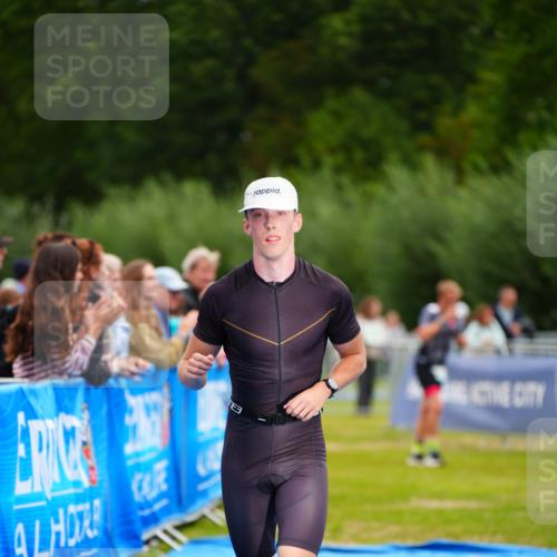 30.08.2026 - Elbe Triathlon Hamburg LAZAROV Photography http://msf.ph/oto/10054365 30.08.2026 10:55:07 Ziel 397 meine-sportfotos.de