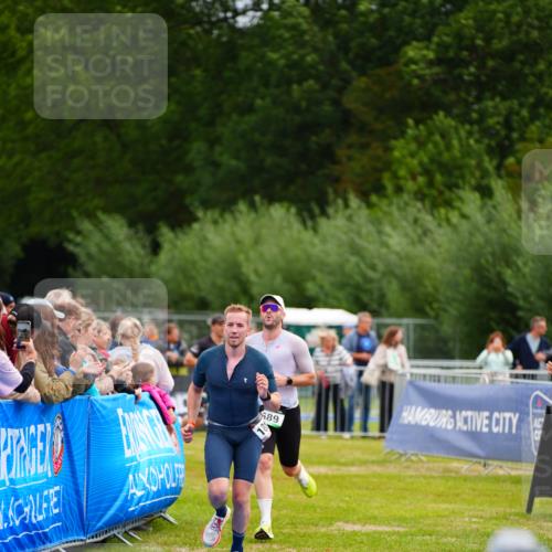 30.08.2026 - Elbe Triathlon Hamburg LAZAROV Photography http://msf.ph/oto/10054563 30.08.2026 10:56:43 Ziel 689, 1894 meine-sportfotos.de