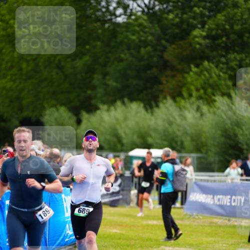 30.08.2026 - Elbe Triathlon Hamburg LAZAROV Photography http://msf.ph/oto/10054578 30.08.2026 10:56:45 Ziel 550, 689, 1894 meine-sportfotos.de