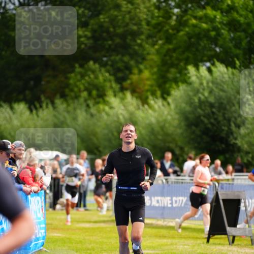 30.08.2026 - Elbe Triathlon Hamburg LAZAROV Photography http://msf.ph/oto/10054771 30.08.2026 10:59:17 Ziel 405, 418, 542 meine-sportfotos.de