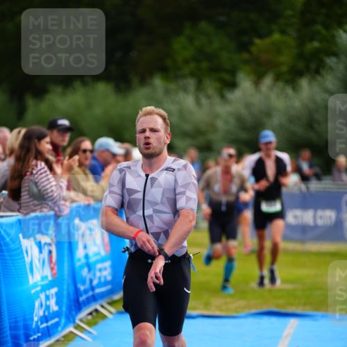 30.08.2026 - Elbe Triathlon Hamburg LAZAROV Photography http://msf.ph/oto/10055029 30.08.2026 11:00:39 Ziel 248, 584, 621 meine-sportfotos.de