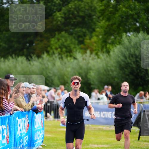 30.08.2026 - Elbe Triathlon Hamburg LAZAROV Photography http://msf.ph/oto/10055075 30.08.2026 11:00:55 Ziel 498, 676 meine-sportfotos.de