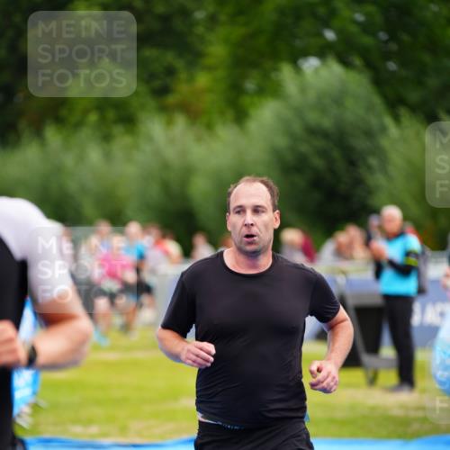 30.08.2026 - Elbe Triathlon Hamburg LAZAROV Photography http://msf.ph/oto/10055094 30.08.2026 11:00:58 Ziel 498, 676, 987 meine-sportfotos.de