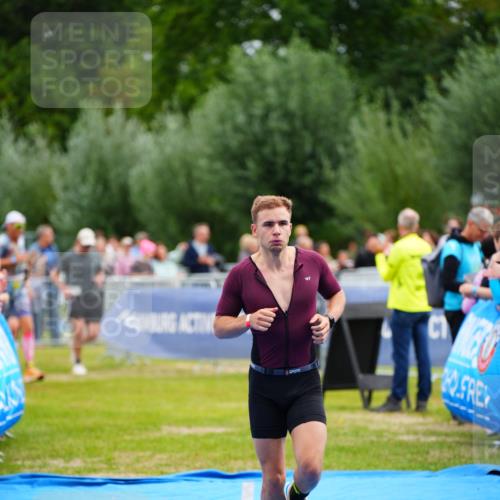 30.08.2026 - Elbe Triathlon Hamburg LAZAROV Photography http://msf.ph/oto/10055344 30.08.2026 11:02:50 Ziel 525 meine-sportfotos.de