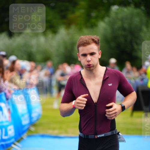 30.08.2026 - Elbe Triathlon Hamburg LAZAROV Photography http://msf.ph/oto/10055360 30.08.2026 11:02:52 Ziel 408, 525 meine-sportfotos.de