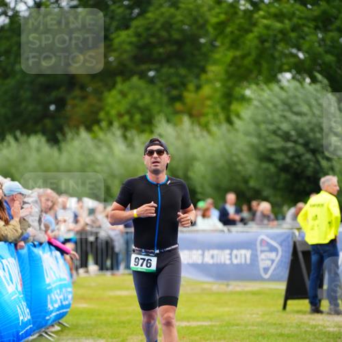30.08.2026 - Elbe Triathlon Hamburg LAZAROV Photography http://msf.ph/oto/10055569 30.08.2026 11:04:16 Ziel 976 meine-sportfotos.de