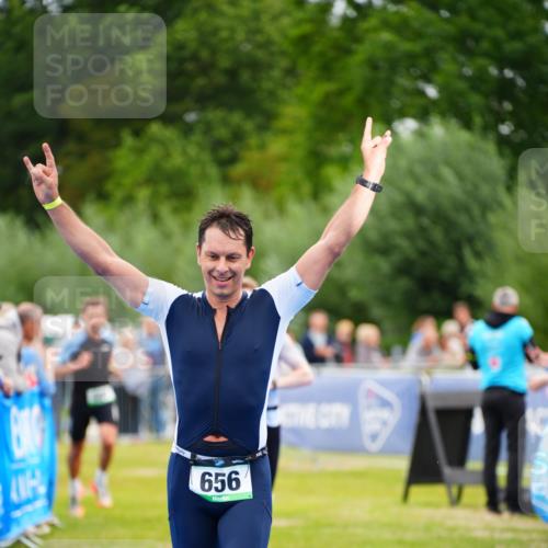 30.08.2026 - Elbe Triathlon Hamburg LAZAROV Photography http://msf.ph/oto/10055699 30.08.2026 11:05:15 Ziel 656, 698, 1008 meine-sportfotos.de