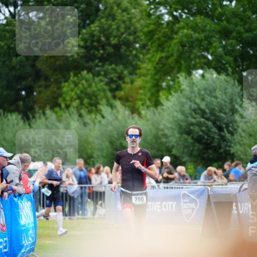 30.08.2026 - Elbe Triathlon Hamburg LAZAROV Photography http://msf.ph/oto/10055731 30.08.2026 11:05:41 Ziel 747, 756 meine-sportfotos.de
