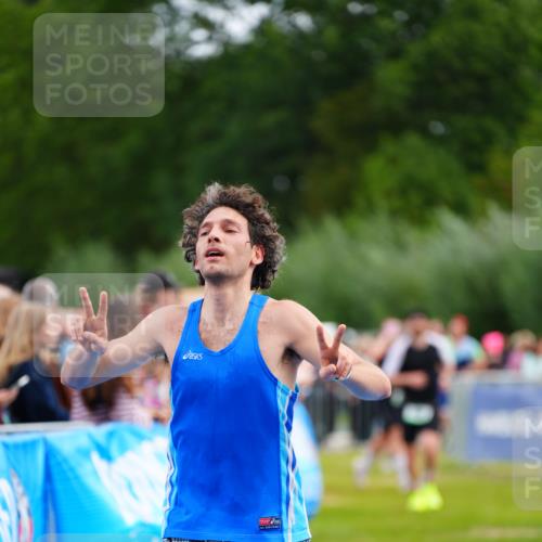 30.08.2026 - Elbe Triathlon Hamburg LAZAROV Photography http://msf.ph/oto/10056049 30.08.2026 11:07:24 Ziel 488, 495 meine-sportfotos.de