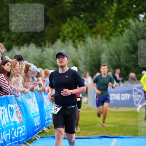 30.08.2026 - Elbe Triathlon Hamburg LAZAROV Photography http://msf.ph/oto/10056246 30.08.2026 11:08:52 Ziel 503, 555, 746, 1042 meine-sportfotos.de