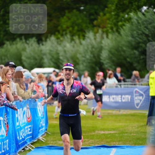 30.08.2026 - Elbe Triathlon Hamburg LAZAROV Photography http://msf.ph/oto/10056313 30.08.2026 11:09:04 Ziel 633, 1098 meine-sportfotos.de
