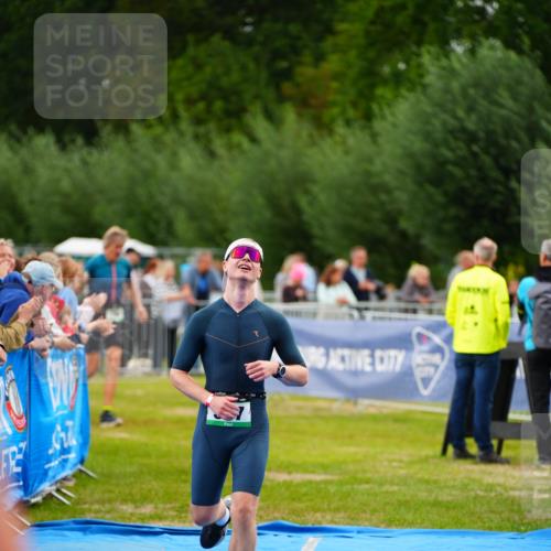 30.08.2026 - Elbe Triathlon Hamburg LAZAROV Photography http://msf.ph/oto/10056454 30.08.2026 11:10:24 Ziel 557 meine-sportfotos.de
