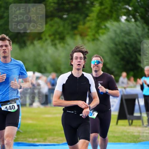 30.08.2026 - Elbe Triathlon Hamburg LAZAROV Photography http://msf.ph/oto/10056546 30.08.2026 11:11:18 Ziel 440, 665, 1010 meine-sportfotos.de