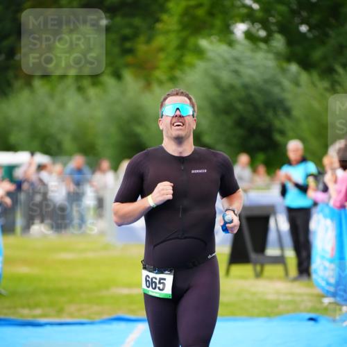 30.08.2026 - Elbe Triathlon Hamburg LAZAROV Photography http://msf.ph/oto/10056552 30.08.2026 11:11:19 Ziel 440, 665, 1010 meine-sportfotos.de