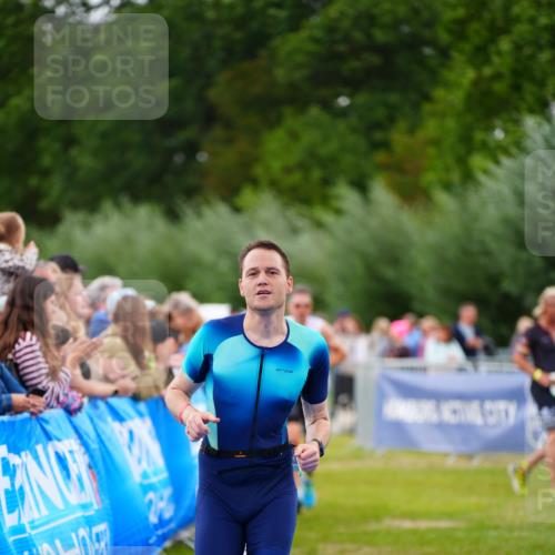 30.08.2026 - Elbe Triathlon Hamburg LAZAROV Photography http://msf.ph/oto/10056565 30.08.2026 11:11:39 Ziel 638, 700 meine-sportfotos.de