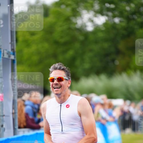 30.08.2026 - Elbe Triathlon Hamburg LAZAROV Photography http://msf.ph/oto/10056578 30.08.2026 11:11:45 Ziel 700 meine-sportfotos.de