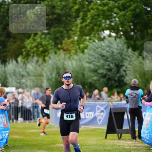 30.08.2026 - Elbe Triathlon Hamburg LAZAROV Photography http://msf.ph/oto/10056582 30.08.2026 11:11:54 Ziel 415 meine-sportfotos.de