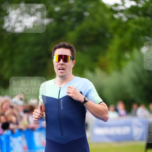 30.08.2026 - Elbe Triathlon Hamburg LAZAROV Photography http://msf.ph/oto/10056673 30.08.2026 11:12:20 Ziel 1039 meine-sportfotos.de