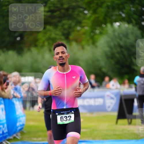 30.08.2026 - Elbe Triathlon Hamburg LAZAROV Photography http://msf.ph/oto/10056707 30.08.2026 11:12:37 Ziel 410, 612, 632, 722 meine-sportfotos.de
