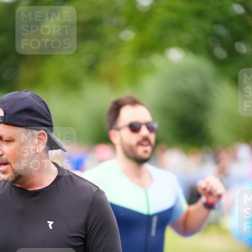30.08.2026 - Elbe Triathlon Hamburg LAZAROV Photography http://msf.ph/oto/10056723 30.08.2026 11:12:44 Ziel 612, 1093, 1097 meine-sportfotos.de
