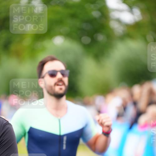 30.08.2026 - Elbe Triathlon Hamburg LAZAROV Photography http://msf.ph/oto/10056725 30.08.2026 11:12:44 Ziel 612, 1093, 1097 meine-sportfotos.de