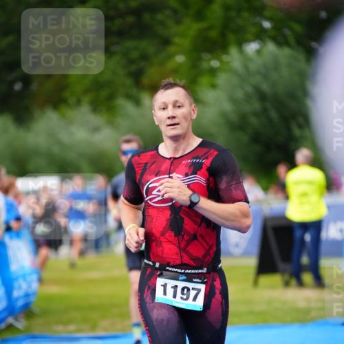 30.08.2026 - Elbe Triathlon Hamburg LAZAROV Photography http://msf.ph/oto/10056787 30.08.2026 11:13:11 Ziel 490, 611, 651, 1197 meine-sportfotos.de