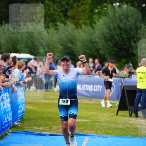 30.08.2026 - Elbe Triathlon Hamburg LAZAROV Photography http://msf.ph/oto/10056809 30.08.2026 11:13:20 Ziel 611, 750 meine-sportfotos.de