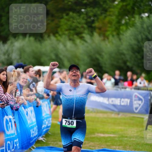 30.08.2026 - Elbe Triathlon Hamburg LAZAROV Photography http://msf.ph/oto/10056813 30.08.2026 11:13:21 Ziel 611, 750 meine-sportfotos.de