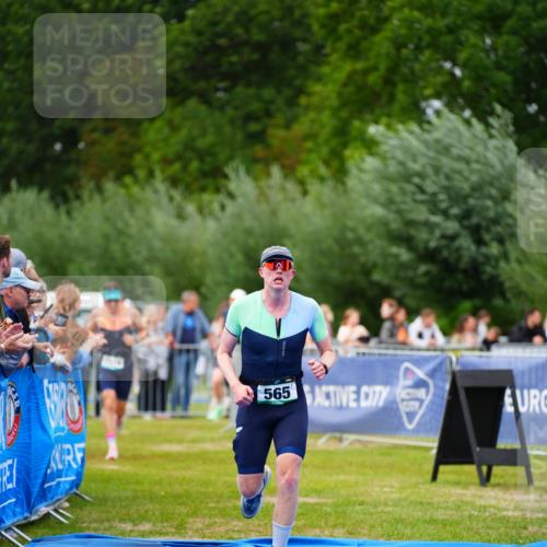 30.08.2026 - Elbe Triathlon Hamburg LAZAROV Photography http://msf.ph/oto/10056915 30.08.2026 11:14:28 Ziel 413, 565, 1114 meine-sportfotos.de