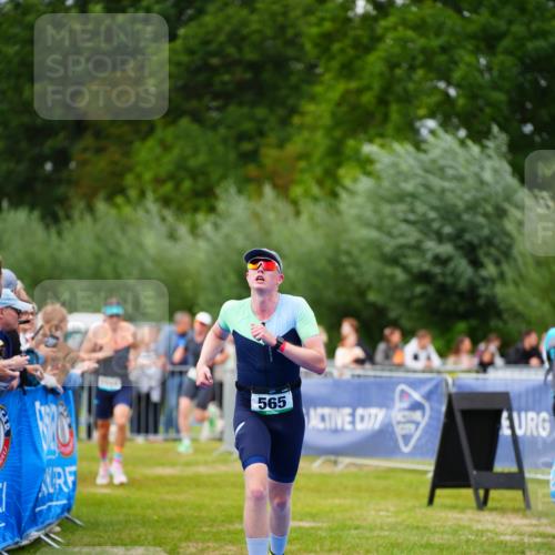 30.08.2026 - Elbe Triathlon Hamburg LAZAROV Photography http://msf.ph/oto/10056917 30.08.2026 11:14:28 Ziel 413, 565, 1114 meine-sportfotos.de