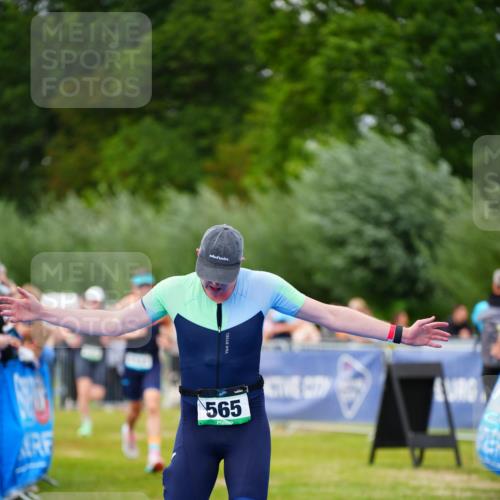 30.08.2026 - Elbe Triathlon Hamburg LAZAROV Photography http://msf.ph/oto/10056927 30.08.2026 11:14:30 Ziel 413, 565, 1054, 1114 meine-sportfotos.de