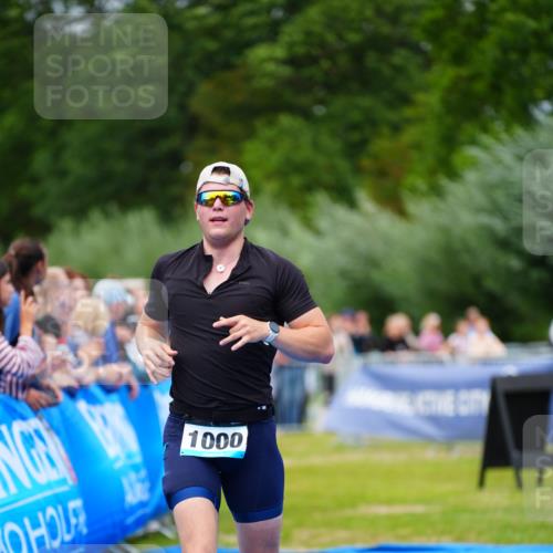 30.08.2026 - Elbe Triathlon Hamburg LAZAROV Photography http://msf.ph/oto/10057136 30.08.2026 11:16:35 Ziel 1000 meine-sportfotos.de