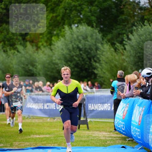 30.08.2026 - Elbe Triathlon Hamburg LAZAROV Photography http://msf.ph/oto/10057211 30.08.2026 11:17:32 Ziel 579, 580, 1621 meine-sportfotos.de