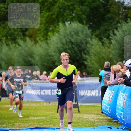30.08.2026 - Elbe Triathlon Hamburg LAZAROV Photography http://msf.ph/oto/10057213 30.08.2026 11:17:32 Ziel 579, 580, 1621 meine-sportfotos.de
