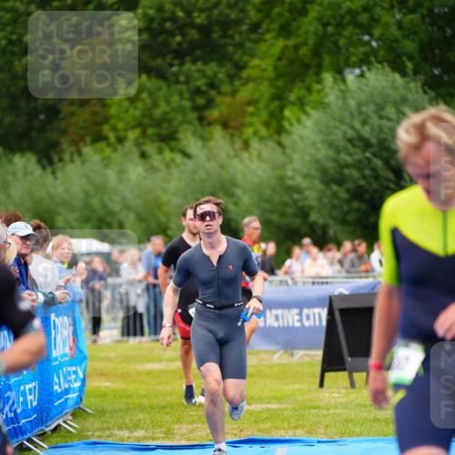 30.08.2026 - Elbe Triathlon Hamburg LAZAROV Photography http://msf.ph/oto/10057227 30.08.2026 11:17:36 Ziel 579, 580, 1148, 1621 meine-sportfotos.de