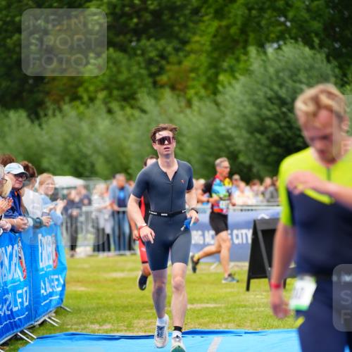 30.08.2026 - Elbe Triathlon Hamburg LAZAROV Photography http://msf.ph/oto/10057228 30.08.2026 11:17:36 Ziel 579, 580, 1148, 1621 meine-sportfotos.de