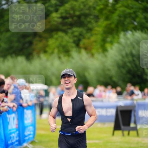 30.08.2026 - Elbe Triathlon Hamburg LAZAROV Photography http://msf.ph/oto/10057286 30.08.2026 11:18:10 Ziel 984, 1084 meine-sportfotos.de