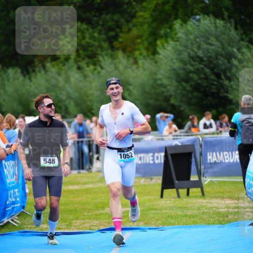 30.08.2026 - Elbe Triathlon Hamburg LAZAROV Photography http://msf.ph/oto/10057317 30.08.2026 11:18:25 Ziel 548, 577, 1052 meine-sportfotos.de