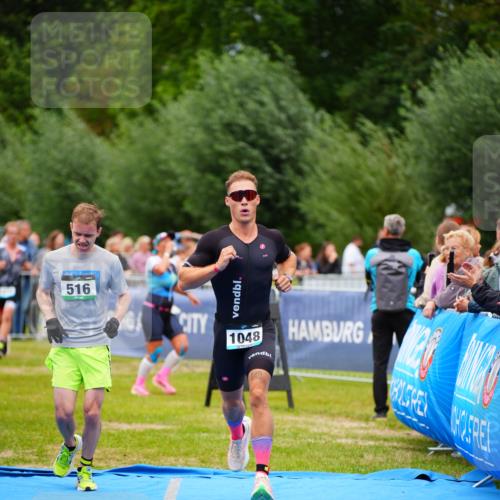 30.08.2026 - Elbe Triathlon Hamburg LAZAROV Photography http://msf.ph/oto/10057345 30.08.2026 11:18:35 Ziel 516, 1048, 1076 meine-sportfotos.de