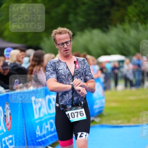 30.08.2026 - Elbe Triathlon Hamburg LAZAROV Photography http://msf.ph/oto/10057372 30.08.2026 11:18:43 Ziel 1076 meine-sportfotos.de