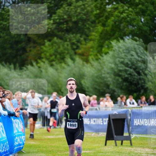 30.08.2026 - Elbe Triathlon Hamburg LAZAROV Photography http://msf.ph/oto/10057396 30.08.2026 11:19:06 Ziel 1049, 1083, 1898 meine-sportfotos.de
