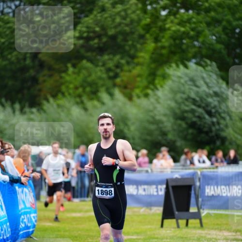30.08.2026 - Elbe Triathlon Hamburg LAZAROV Photography http://msf.ph/oto/10057397 30.08.2026 11:19:06 Ziel 1049, 1083, 1898 meine-sportfotos.de