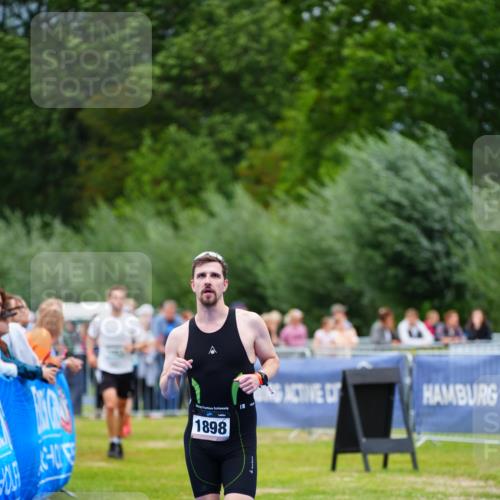 30.08.2026 - Elbe Triathlon Hamburg LAZAROV Photography http://msf.ph/oto/10057399 30.08.2026 11:19:06 Ziel 1049, 1083, 1898 meine-sportfotos.de