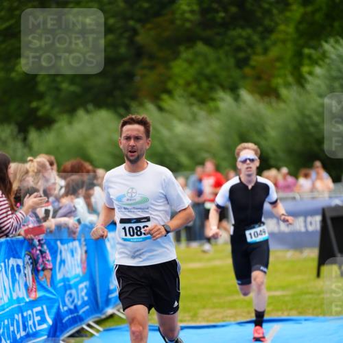 30.08.2026 - Elbe Triathlon Hamburg LAZAROV Photography http://msf.ph/oto/10057411 30.08.2026 11:19:12 Ziel 1049, 1083 meine-sportfotos.de